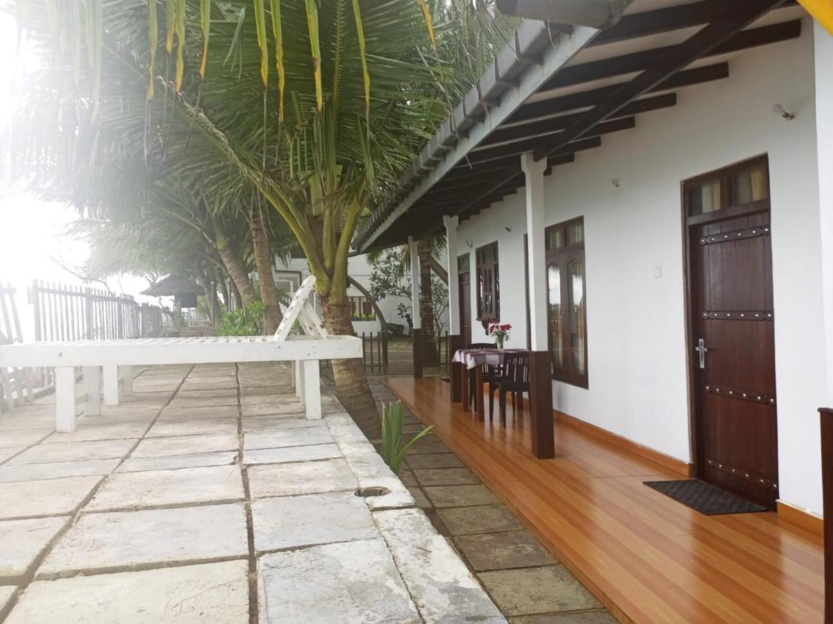 Rainbow Surf Beach Hotel Koggala Bagian luar foto