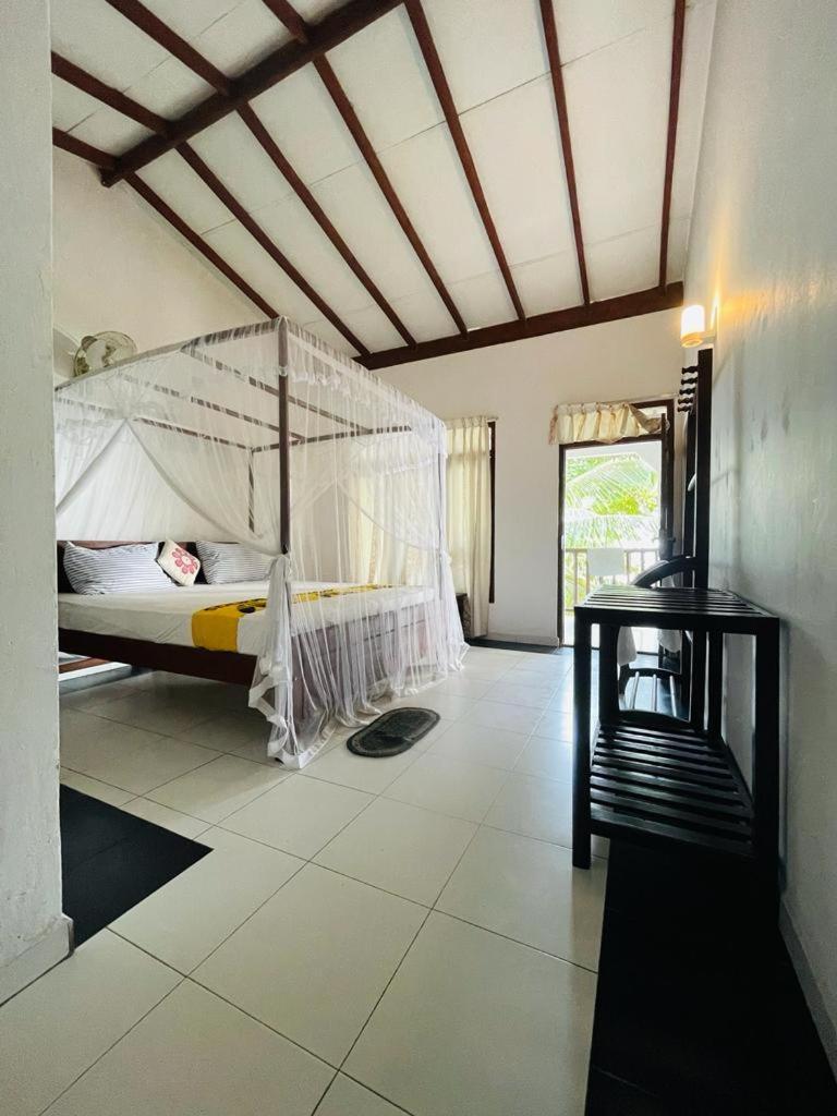 Rainbow Surf Beach Hotel Koggala Bagian luar foto