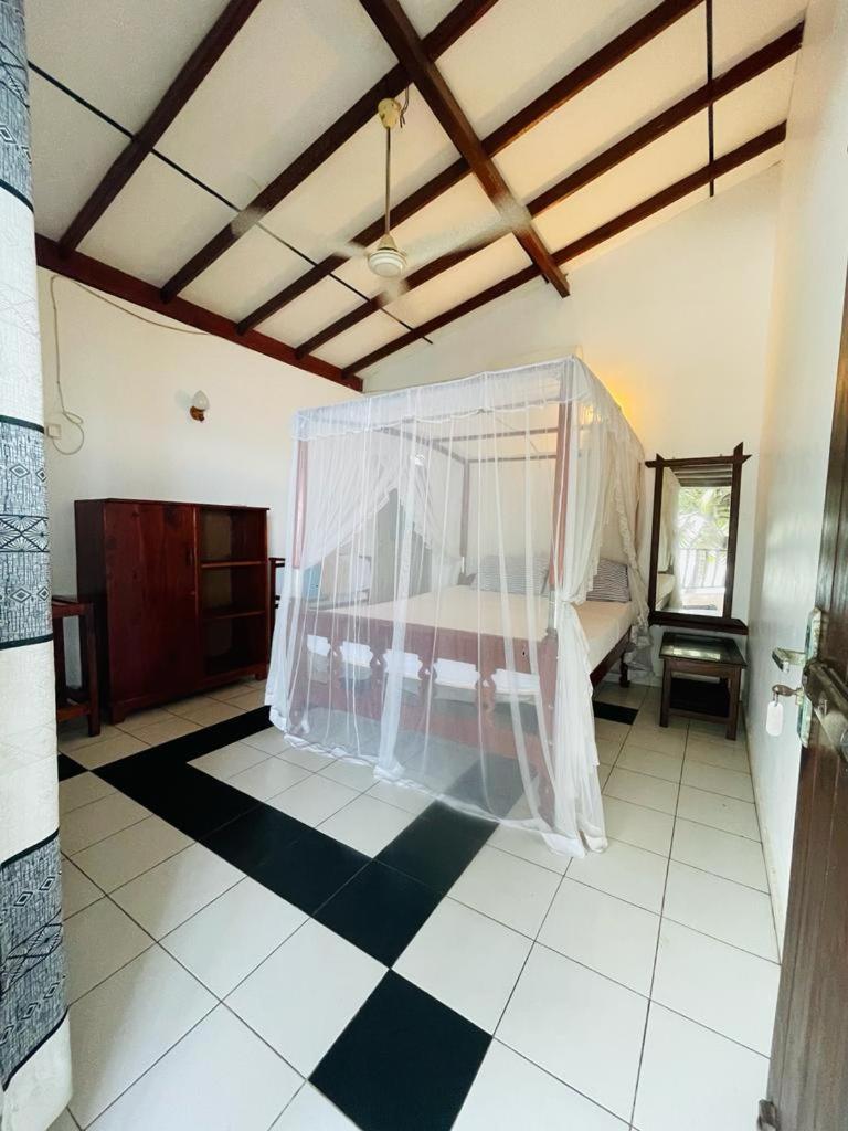 Rainbow Surf Beach Hotel Koggala Bagian luar foto